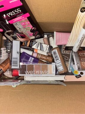 (25 pcs) Mystery Makeup Bundle